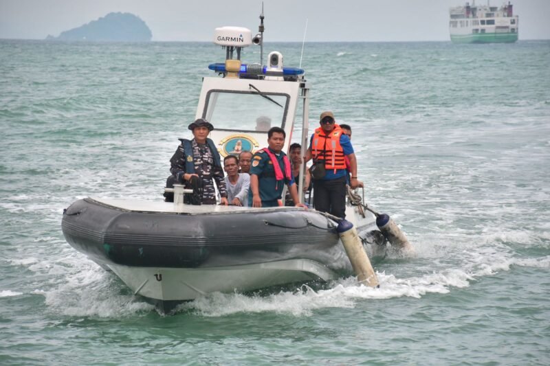 TNI AL Evakuasi ABK Kapal akibat terbakar di Perairan Selat Sunda, Kamis (19/2/2026). (Foto : NOA.co.id/HO-Dispenal).
