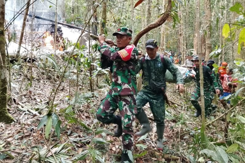 TNI Temukan dan Evakuasi Kecelakaan Pesawat Pelita Air di di wilayah pegunungan Pabetung Remayo, Kecamatan Krayan Timur, Kabupaten Nunukan, Provinsi Kalimantan Utara, Kamis (19/2/2026). (Foto : NOA.co.id/HO-Puspen TNI).