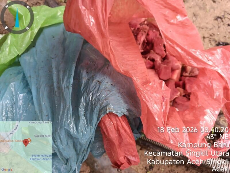 Masyarakat yang mengaku menerima daging dalam kondisi kurang segar dan berbau. (Foto : Dok.Warga)