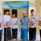 Ketua Umum DPD BKPRMI Aceh Timur H. Muhammad Ishak menerima 100 mushaf wakaf Alquran dari DPK BKPRMI Peureulak Timur di Sekretariat BKPRMI Aceh Timur, Lantai II Masjid Agung Darussalihin Idi, Jumat (20/2/2026). (Foto.Humas DPD BKPRMI Aceh Timur.NOA.co.id)
