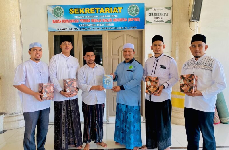 Ketua Umum DPD BKPRMI Aceh Timur H. Muhammad Ishak menerima 100 mushaf wakaf Alquran dari DPK BKPRMI Peureulak Timur di Sekretariat BKPRMI Aceh Timur, Lantai II Masjid Agung Darussalihin Idi, Jumat (20/2/2026). (Foto.Humas DPD BKPRMI Aceh Timur.NOA.co.id)
