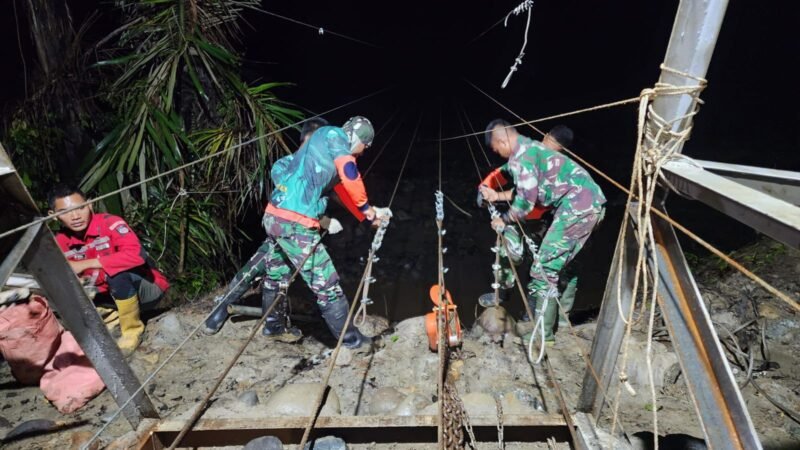 Tim gabungan dari Vertical Rescue dan Yon TP 836 membangun jembatan gantung di Lhok Sanding, Kecamatan Meurah Dua, Kabupaten Pidie Jaya, Provinsi Aceh, Minggu (22/2/2026). (NOA.co.id/HO-BNPB).