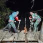 Tim gabungan dari Vertical Rescue dan Yon TP 836 membangun jembatan gantung di Lhok Sanding, Kecamatan Meurah Dua, Kabupaten Pidie Jaya, Provinsi Aceh, Minggu (22/2/2026). (NOA.co.id/HO-BNPB).