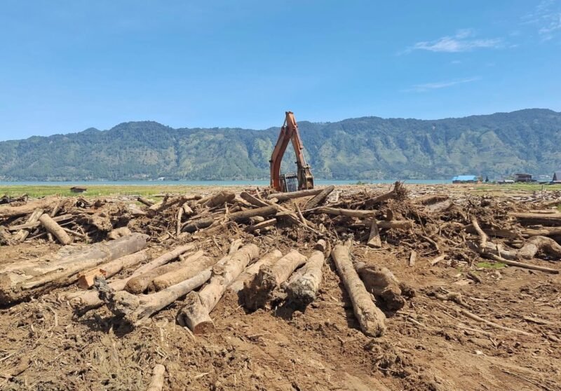 Alat berat dikerahkan untuk membantu pembersihan material potongan kayu yang menutupi areal persawahan pascabanjir di Toweran, Kecamatan Lut Tawar, Kabupaten Aceh Tengah, Provinsi Aceh, Minggu (22/2/2026). (Foto : NOA.co.id/HO-BNPB).