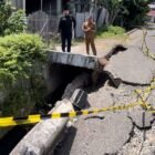 Kondisi jalan amblas di Gampong Pango Raya, Banda Aceh, yang akan segera diperbaiki oleh PUPR Kota Banda Aceh pada akhir Januari 2026, Rabu (21/01/2026). Foto: Dok. DPRK Banda Aceh
