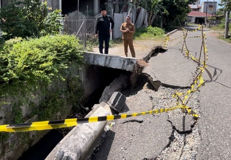 Kondisi jalan amblas di Gampong Pango Raya, Banda Aceh, yang akan segera diperbaiki oleh PUPR Kota Banda Aceh pada akhir Januari 2026, Rabu (21/01/2026). Foto: Dok. DPRK Banda Aceh