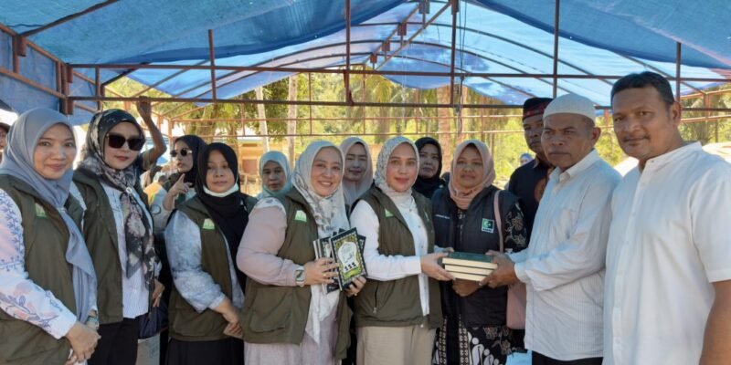 Ketua Dharma Wanita Persatuan (DWP) Aceh, Ny. Malahayati M. Nasir, bersama jajaran pengurus DWP Aceh menyalurkan bantuan pemulihan pascabencana banjir kepada masyarakat, di Desa Bunin, Kecamatan Serba Jadi, Kabupaten Aceh Timur, Sabtu (31/1/2026). Foto: Dok. Biro Adpim Setda Aceh