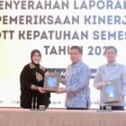 Wali Kota Banda Aceh Illiza Sa’aduddin Djamal bersama Ketua DPRK Irwansyah menerima LHP Kinerja dan DTT Kepatuhan Semester II 2025 dari Kepala BPK Perwakilan Aceh Andri Yogama, Jumat (30/01/2026). Foto: Dok. Prokopim Kota Banda Aceh