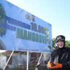 Wali Kota Banda Aceh Illiza Sa’aduddin Djamal menanam pohon mangrove di pesisir Gampong Alue Naga, Kecamatan Syiah Kuala, Banda Aceh, Jumat (30/1/2026). Foto: Dok. Prokopim Kota Banda Aceh