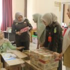 Jaksa Penuntut Umum Kejari Abdya, Intan Viola, SH mengecek barang bukti obat keras yang diamankan dari tersangka. Foto. Dok. Teukunizar/NOA.co.id