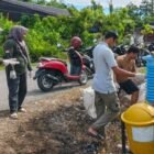 Sejumlah karyawan SPPG saat melaksanakan kegiatan gotong royong. Foto:Dok. Argam/Noa.co.id.