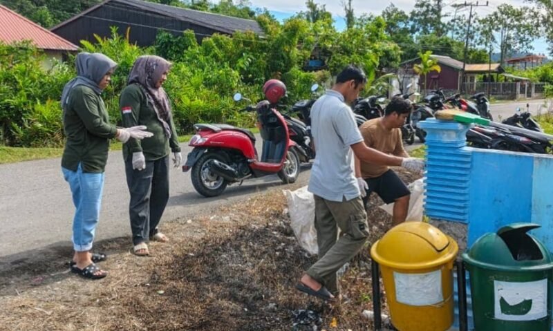 Sejumlah karyawan SPPG saat melaksanakan kegiatan gotong royong. Foto:Dok. Argam/Noa.co.id.