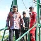 Bupati Pidie Sarjani Abdullah meninjau jembatan gantung usai meresmikan di Gampong Baro Yaman, Kecamatan Mutiara, Minggu (7/2/2026) (Foto.IST).