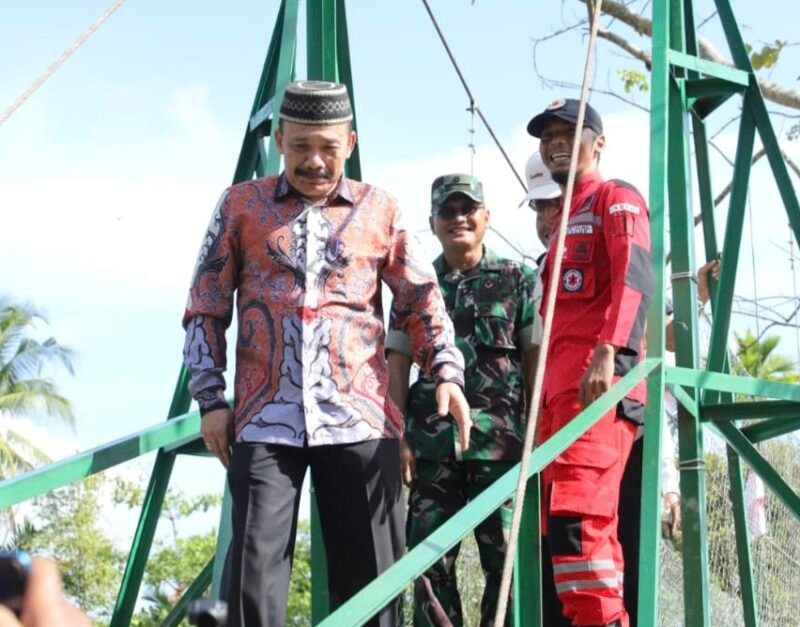 Bupati Pidie Sarjani Abdullah meninjau jembatan gantung usai meresmikan di Gampong Baro Yaman, Kecamatan Mutiara, Minggu (7/2/2026) (Foto.IST).
