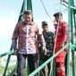 Bupati Pidie Sarjani Abdullah meninjau jembatan gantung usai meresmikan di Gampong Baro Yaman, Kecamatan Mutiara, Minggu (7/2/2026) (Foto.IST).