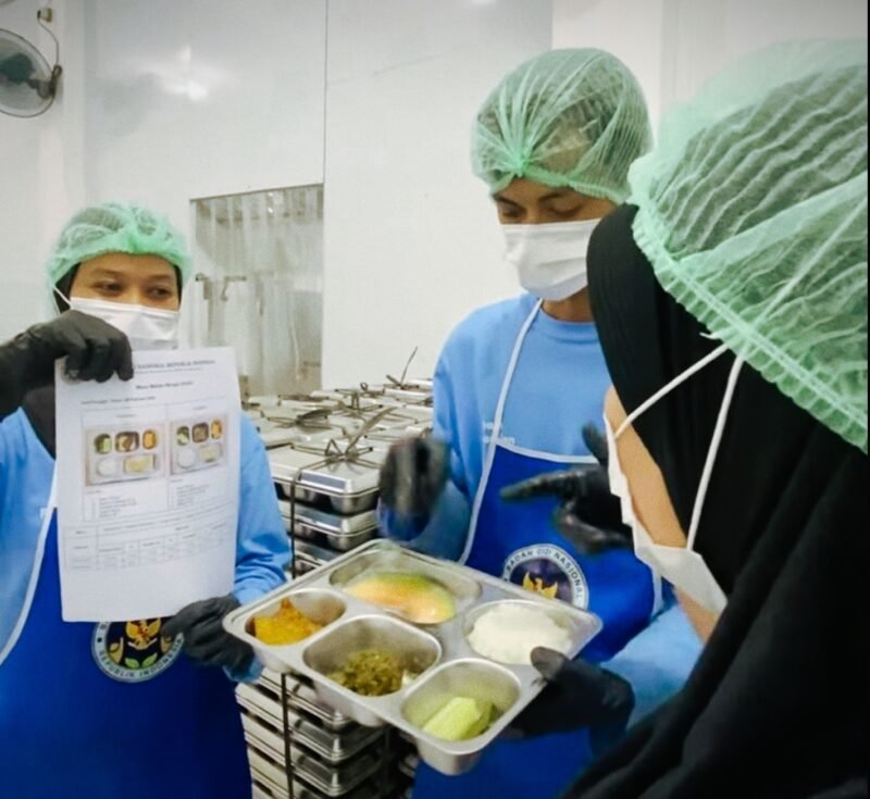 Petugas dapur MBG memperlihatkan menu makanan bergizi yang disajikan dalam program MBG, pada Senin 9 Februari 2026. Foto: SPPG Aceh