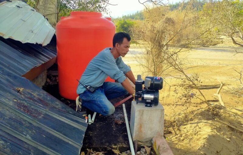 Petugas Perumdam Tirta Abdya memasang pompa air disalah satu tempat ibadah di Aceh Tengah. Foto. Dok. Teukunizar/NOA.co.id