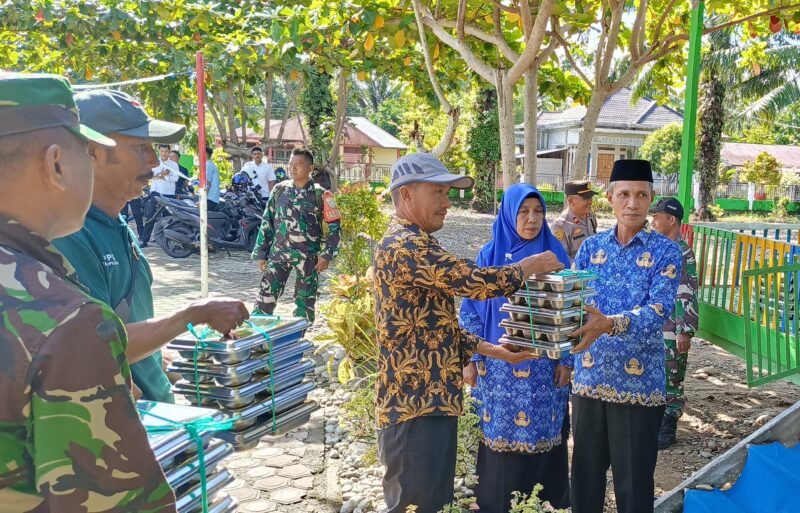 Penyerahan simbolis menu MBG di MIN 10 Abdya oleh pihak SPPG Ladang Tuha I. Foto. Dok. Teukunizar/NOA.co.id