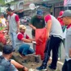 Kepala Bapperida Kabupaten Aceh Barat Daya, Sufrinaldi bersama Sekretaris Bapperida memimpin langsung gotong royong massal menindaklanjuti instruksi bupati. Foto. Dok. Teukunizar/NOA.co.id