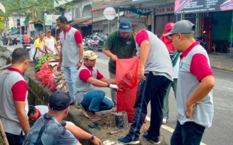 Kepala Bapperida Kabupaten Aceh Barat Daya, Sufrinaldi bersama Sekretaris Bapperida memimpin langsung gotong royong massal menindaklanjuti instruksi bupati. Foto. Dok. Teukunizar/NOA.co.id