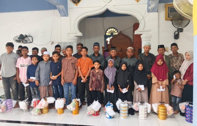 Anak yatim-piatu di abadikan bersama saat penyerahan bantuan dari masyarakat setempat. Foto. Dok. Teukunizar/NOA.co.id