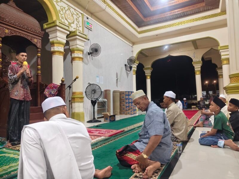 fiTeks Alternatiflter: 0; fileterIntensity: 0.0; filterMask: 0; captureOrientation: 0;
runfunc: 0; algolist: 0;
multi-frame: 1;
brp_mask:8;
brp_del_th:0.0028,0.0000;
brp_del_sen:0.1000,0.1000;
motionR: 65536;
Teuku Rafi Muda Wali siswa Dayah Mudi Mesra Mesjid Raya, Samalanga saat berceramah di Mesjid Babussalam Kalee Kecamatan Muara Tiga, Minggu (22/2/2026) (Foto.Amir Sagita.NOA.co.id).

