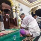 Jamaah shalat tarawih di Mesjid Babussalam Kalee, Kecamatan Muara Tiga Kabupaten Pidie, saat mendengarkan tausiah ramadhan dari Tgk Khairul Rizki, Selasa (24/2/2026) (Foto. Amir Sagita.NOA.co.id).