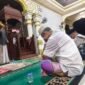 Jamaah shalat tarawih di Mesjid Babussalam Kalee, Kecamatan Muara Tiga Kabupaten Pidie, saat mendengarkan tausiah ramadhan dari Tgk Khairul Rizki, Selasa (24/2/2026) (Foto. Amir Sagita.NOA.co.id).