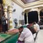 Jamaah shalat tarawih di mesjid Babussalam Kemukiman Kalee Kecamatan Muara Tiga, saat mendengarkan tausiah dari Tgk M.Rizal santri Dayah Darussalam Labuhan Haji Aceh Selatan pada safari Ramadhan, Kamis (26/2/2026) (Foto.Amir Sagita.NOA.co.id).