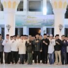 Wakil Wali Kota Banda Aceh Afdhal Khalilullah foto bersama usai pelantikan Badan Kemakmuran Masjid (BKM) dan Panitia Pembangunan Masjid Jamik Kemukiman Lueng Bata periode 2026–2031 di Masjid Jamik Lueng Bata, Selasa malam (30/1/2026). Foto: Dok. Prokopim Kota Banda Aceh