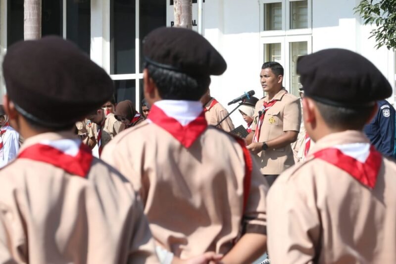 Wakil Wali Kota Banda Aceh Afdhal Khalilullah menjadi pembina upacara pembukaan Perkemahan Jumat–Sabtu (Perjusa) di halaman SMP Islam Al-Azhar Cairo Banda Aceh, Jumat (30/1/2026). Foto: Dok. Humas Pemko Banda Aceh