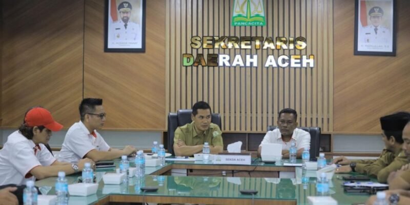 Sekda Aceh M. Nasir bersama Ketua KONI Aceh Saiful Bahri (Pon Yaya) saat pertemuan membahas dukungan anggaran dan persiapan PON 2028, Selasa (3/2/2026). Foto: Dok. Biro Adpim Setda Aceh