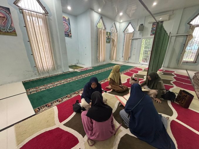 Suasana pembinaan Al-Qur’an bagi mualaf yang digelar Dinas Syariat Islam Kota Banda Aceh di Mushalla Al Bayan, Selasa (03/02/2026). Foto: Dok. Diskominfo Kota Banda Aceh