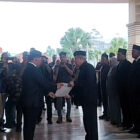Bupati Aceh Besar Muharram Idris menyerahkan SK kepada Ir. Yusmadi sebagai Plt Direktur PDAM Tirta Mountala di Kantor Bupati Aceh Besar, Kamis (5/2/2026). Foto: Dok. Istimewa 