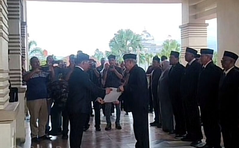 Bupati Aceh Besar Muharram Idris menyerahkan SK kepada Ir. Yusmadi sebagai Plt Direktur PDAM Tirta Mountala di Kantor Bupati Aceh Besar, Kamis (5/2/2026). Foto: Dok. Istimewa 