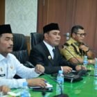 Bupati Aceh Besar Muharram Idris, pimpin rapat dan silaturahmi bersama jajaran Organisasi Perangkat Daerah (OPD) serta para Asisten Sekretariat Daerah Kabupaten (Setdakab) Aceh Besar. Kegiatan tersebut berlangsung di Aula Kantor Bupati Aceh Besar, Kamis (5/2/2026). Foto: Dok. MC Aceh Besar