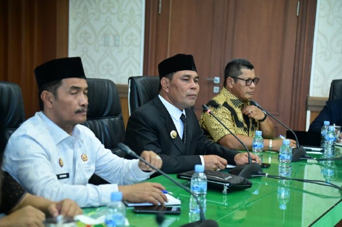 Bupati Aceh Besar Muharram Idris, pimpin rapat dan silaturahmi bersama jajaran Organisasi Perangkat Daerah (OPD) serta para Asisten Sekretariat Daerah Kabupaten (Setdakab) Aceh Besar. Kegiatan tersebut berlangsung di Aula Kantor Bupati Aceh Besar, Kamis (5/2/2026). Foto: Dok. MC Aceh Besar