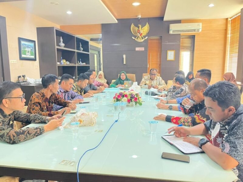 Asisten Pemerintahan Keistimewaan dan Kesejahteraan Rakyat Banda Aceh, Bachtiar, memimpin rapat koordinasi jelang pelantikan keuchik serentak di Ruang Rapat Sekda Banda Aceh, Kamis (5/2/2026). Foto: Dok. Diskominfo Kota Banda Aceh