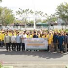 Wabup Aceh Barat Said Fadheil SH berfoto bersama mahasiswa dan pendamping lapangan Program Mahasiswa Berdampak Universitas Teuku Umar (UTU) Tahun 2026 usai pelepasan di halaman Kantor Bupati Aceh Barat, Kamis (6/2/2026). Foto: Dok. Pemkab Aceh Barat