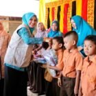 Ketua TP PKK Aceh Barat Ny Afrinda Novalia menyerahkan langsung bantuan perlengkapan sekolah kepada anak terdampak banjir di Desa Jambak, Kecamatan Pante Ceureumen, Jumat (6/2/2026). Foto: Dok. Pemkab Aceh Barat