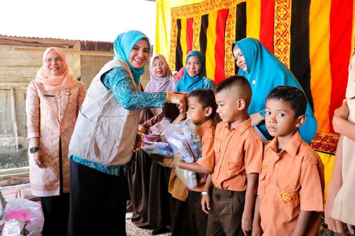 Ketua TP PKK Aceh Barat Ny Afrinda Novalia menyerahkan langsung bantuan perlengkapan sekolah kepada anak terdampak banjir di Desa Jambak, Kecamatan Pante Ceureumen, Jumat (6/2/2026). Foto: Dok. Pemkab Aceh Barat