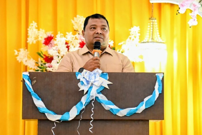 Staf Ahli Bupati Aceh Besar Sulaimi menyampaikan sambutan pada Musrenbang RKPD Tahun 2027 Kecamatan Ingin Jaya di Aula SMK Al Mubarkeya, Jumat (6/2/2026). Foto: Dok. MC Aceh Besar