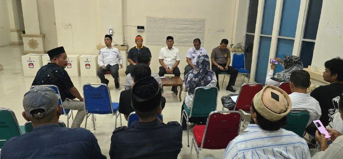 Bupati Aceh Besar Muharram Idris bersama unsur pemerintah daerah memantau langsung perhitungan suara ulang Pilchiksung Gampong Garot, Kecamatan Darul Imarah, Rabu (4/2/2026) malam. Foto: Dok. MC Aceh Besar