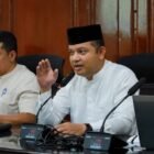 Ifan Murdani, Kepala DPMPTSP Aceh Barat, menyampaikan capaian investasi dan inovasi digitalisasi perizinan 2025, Sabtu (7/2/2026). Foto: Dok. Pemkab Aceh Barat