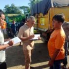 Kepala DLH Aceh Besar Muwardi, AH bersama jajaran melakukan pengecekan armada pengangkut sampah usai apel rutin di Workshop DLH Sukamakmur, Sabtu (7/2/2026). Foto: Dok. MC Aceh Besar