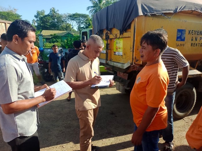 Kepala DLH Aceh Besar Muwardi, AH bersama jajaran melakukan pengecekan armada pengangkut sampah usai apel rutin di Workshop DLH Sukamakmur, Sabtu (7/2/2026). Foto: Dok. MC Aceh Besar
