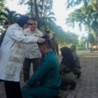 Wali Kota Banda Aceh Illiza Sa’aduddin Djamal menyematkan baret kepada praja muda baru PPPK Satpol PP-WH di Taman Bustanussalatin, Sabtu (7/2/2026). Foto: Dok. Diskominfo Kota Banda Aceh