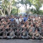Foto bersama Wali Kota Banda Aceh Illiza Sa’aduddin Djamal dan para petugas PPPK Satpol PP/WH usai apel pembaiatan dan penyematan baret sebagai tanda kesiapan bertugas, Sabtu (7/2/2026). Foto: Dok. Diskominfo Kota Banda Aceh