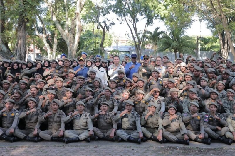 Foto bersama Wali Kota Banda Aceh Illiza Sa’aduddin Djamal dan para petugas PPPK Satpol PP/WH usai apel pembaiatan dan penyematan baret sebagai tanda kesiapan bertugas, Sabtu (7/2/2026). Foto: Dok. Diskominfo Kota Banda Aceh