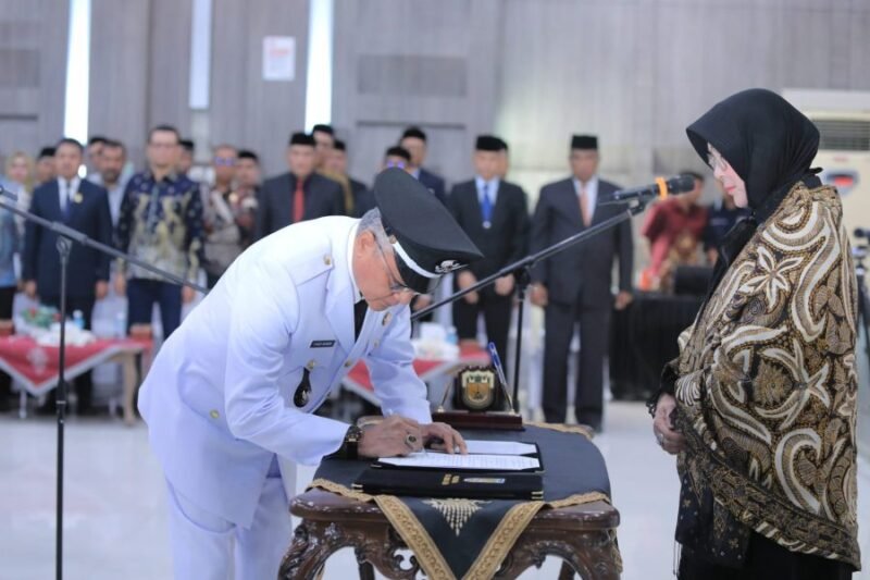 Wali Kota Banda Aceh Illiza Sa’aduddin Djamal melantik dan mengambil sumpah jabatan 33 Keuchik terpilih di Aula Mawardy Nurdin, Balai Kota Banda Aceh, Sabtu (7/2/2026). Foto: Dok. Diskominfo Kota Banda Aceh